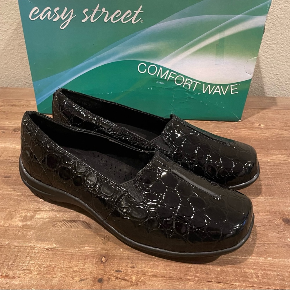 Easy Street Croc Comfort Wave Clogs - Size 6WW
